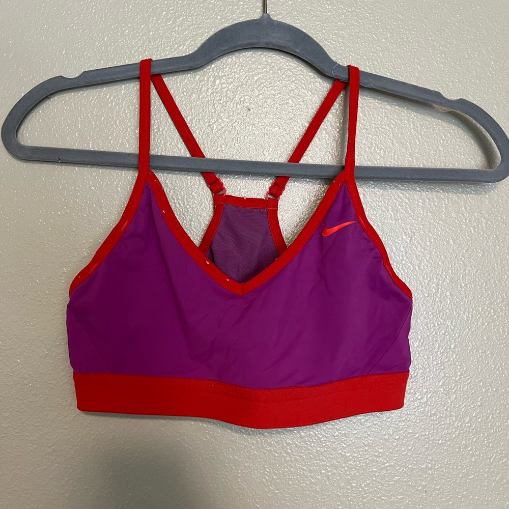 Medium Nike sports bra, has been worn but is still in pretty good condition